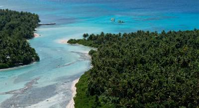 Самолёт в Микронезии при посадке скатился в воду