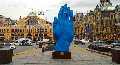 В Киеве на месте памятника Ленину появилась синяя рука