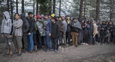 Тысячи вооружённых мигрантов прорываются в Европу
