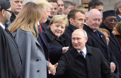 Встреча лидеров в Париже: театральность Макрона, дружелюбие Путина и скандальная выходка Трампа