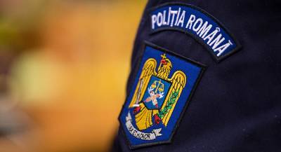 Автомобиль протаранил вход торгового центра в Румынии