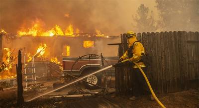 Жители города в Калифорнии и пожарные пострадали от огня